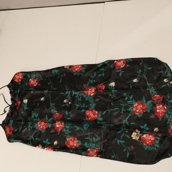 2 Floral Nightgowns Sexy Feminine Styling Lg Silky Feel Satin Red Flowers - Picture 7 of 8